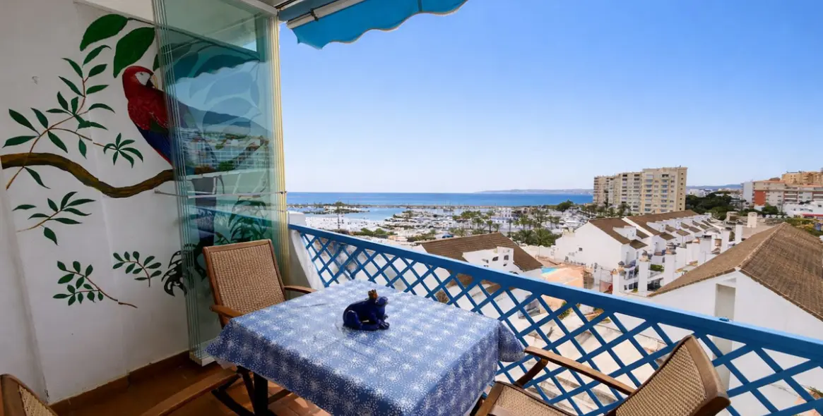 Venta de apartamento en planta media en Estepona 1