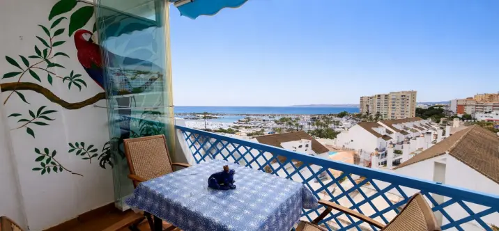 Venta de apartamento en planta media en Estepona 0