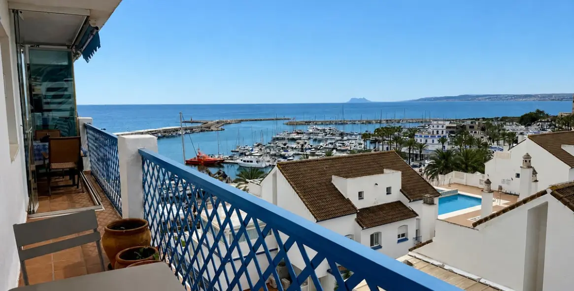 Venta de apartamento en planta media en Estepona 2