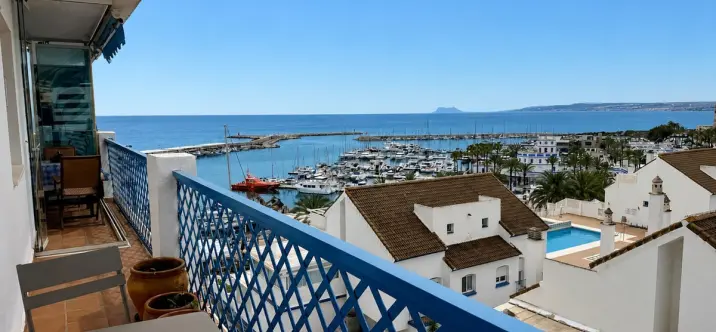 Venta de apartamento en planta media en Estepona 1