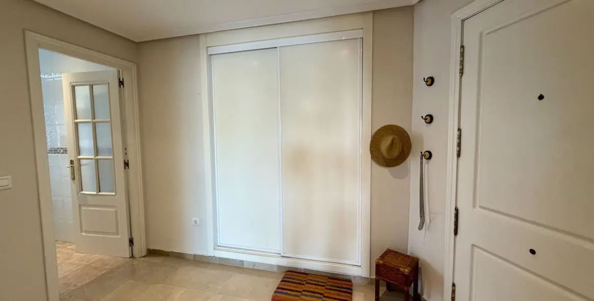 Venta de apartamento en planta media en Estepona 3