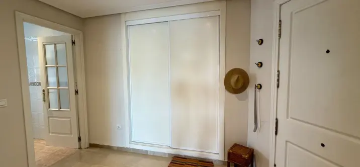 Venta de apartamento en planta media en Estepona 2