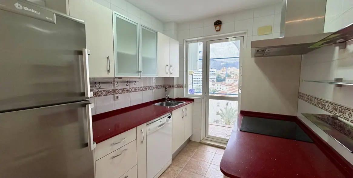 Venta de apartamento en planta media en Estepona 4