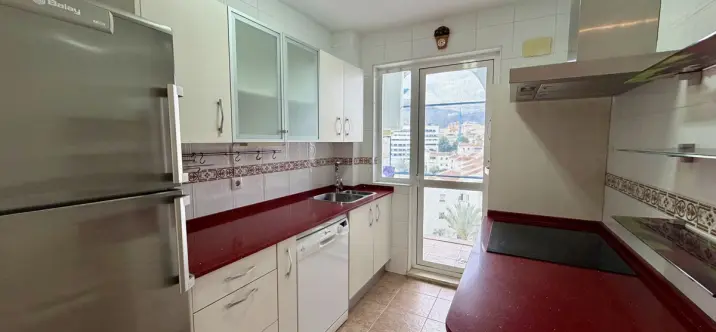 Venta de apartamento en planta media en Estepona 3