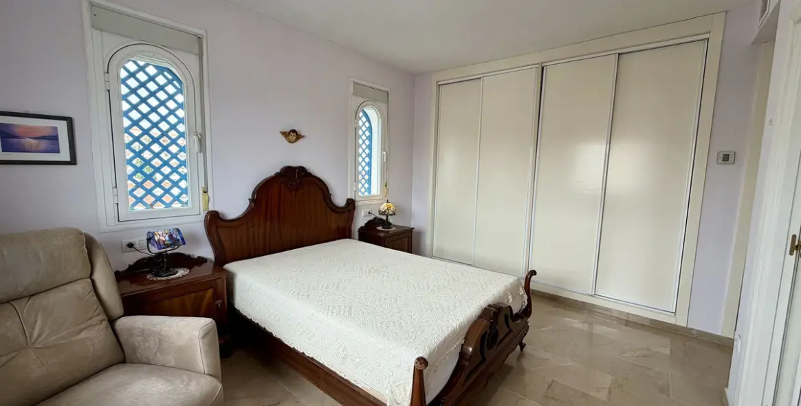 Venta de apartamento en planta media en Estepona 10