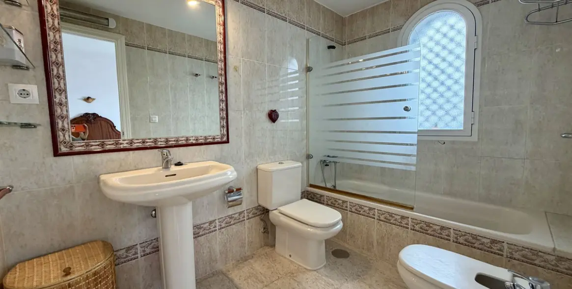 Venta de apartamento en planta media en Estepona 11