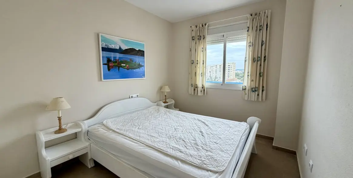 Venta de apartamento en planta media en Estepona 12