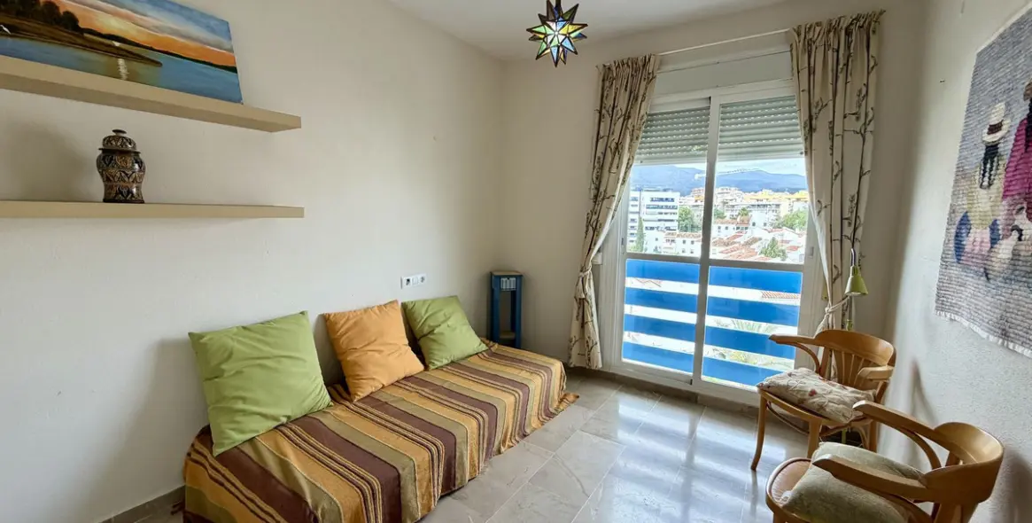 Venta de apartamento en planta media en Estepona 13