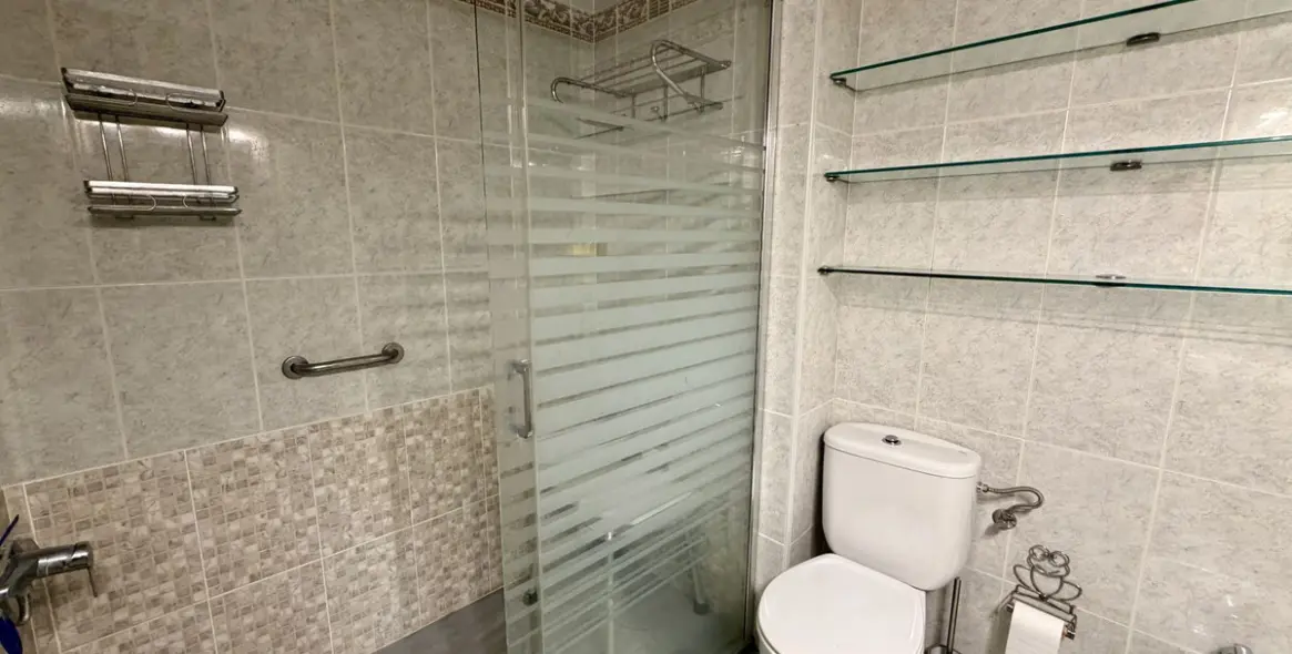 Venta de apartamento en planta media en Estepona 15