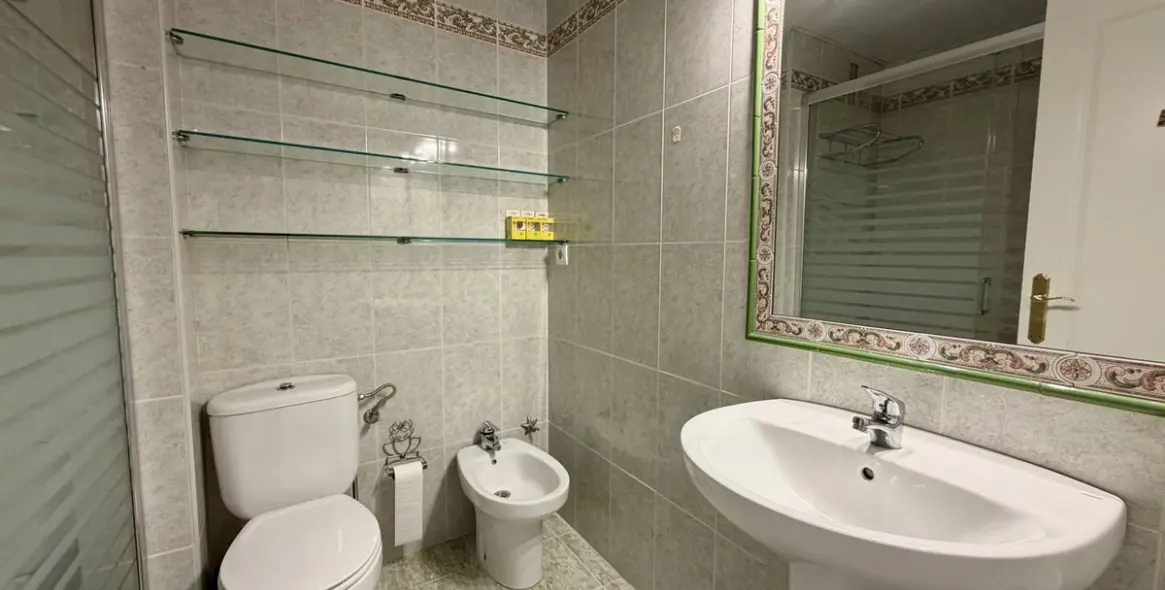Venta de apartamento en planta media en Estepona 16