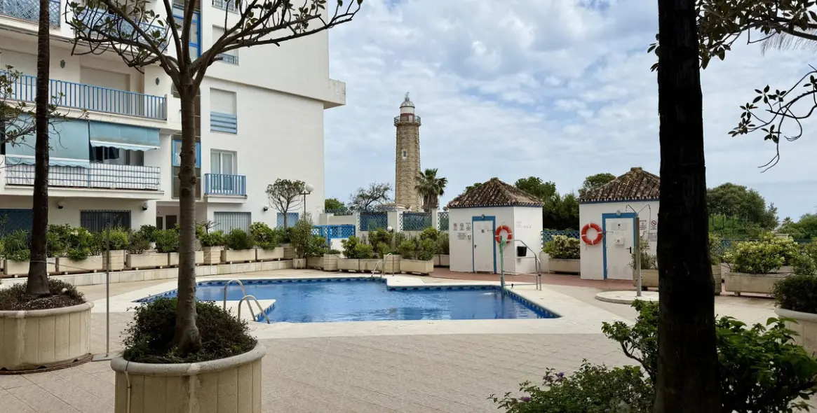Venta de apartamento en planta media en Estepona 17