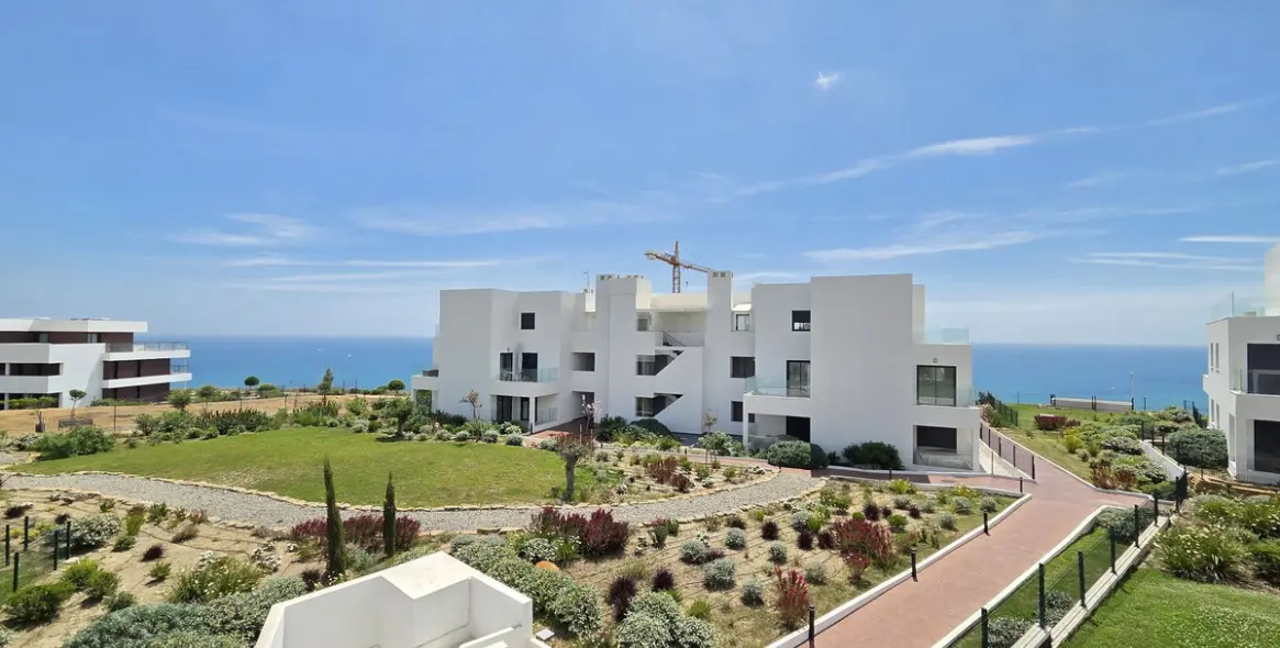 Venta de apartamento en planta media en Estepona 4