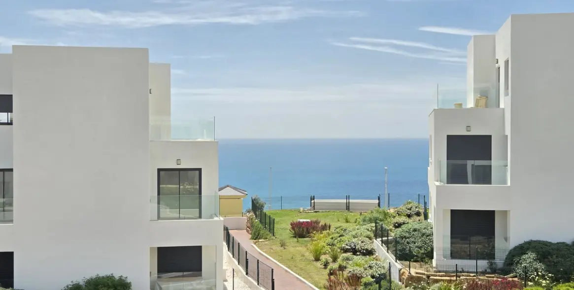 Venta de apartamento en planta media en Estepona 16