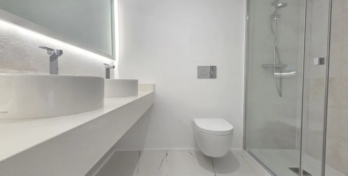 Venta de apartamento en planta media en Estepona 25