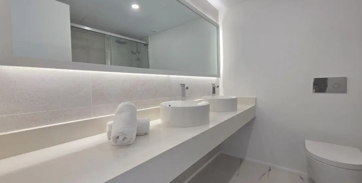 Venta de apartamento en planta media en Estepona 26