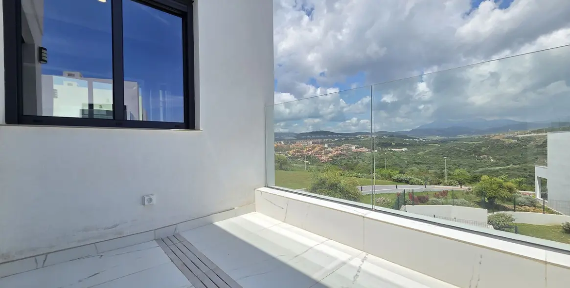 Venta de apartamento en planta media en Estepona 39
