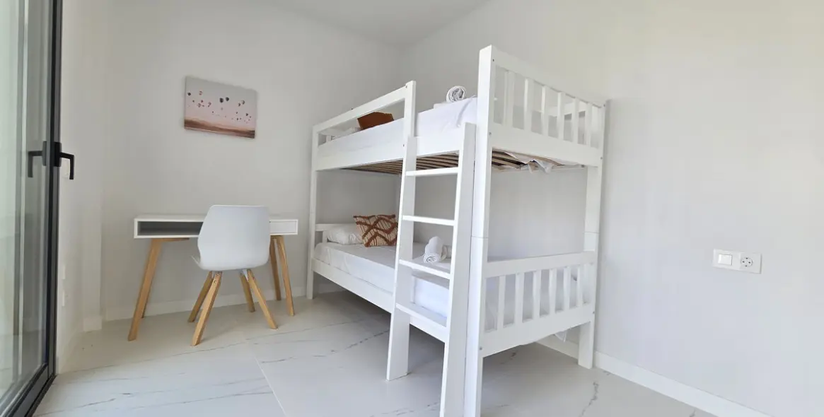Venta de apartamento en planta media en Estepona 45