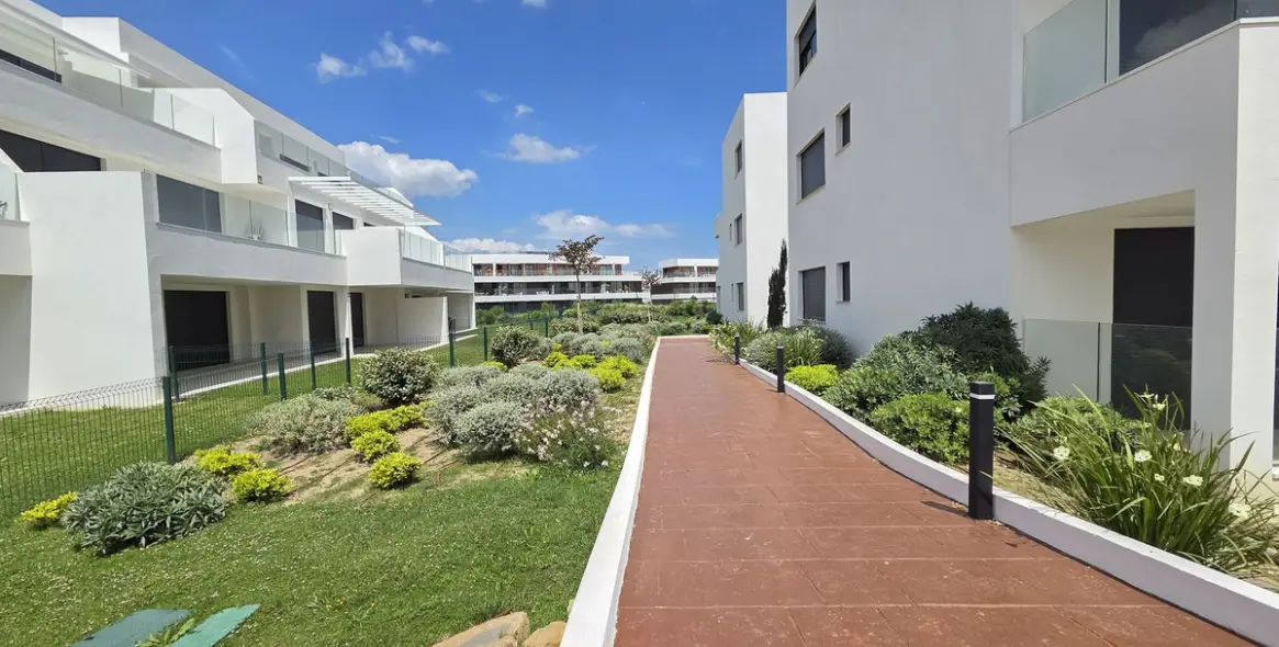 Venta de apartamento en planta media en Estepona 66