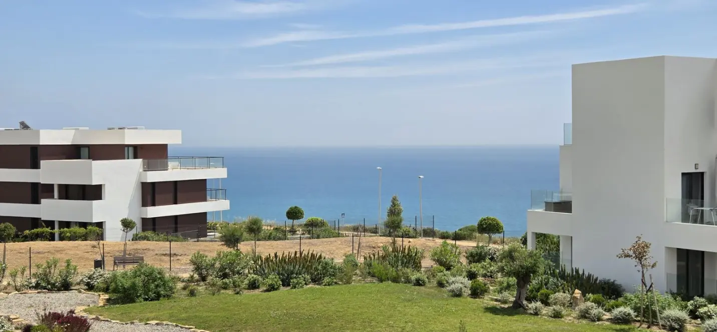 Venta de apartamento en planta media en Estepona 0