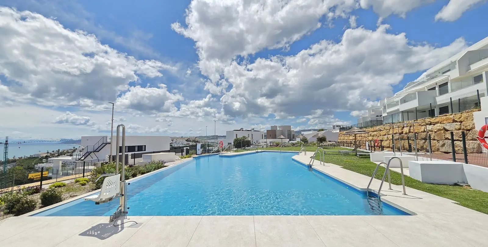 Sale of middle floor apartment in Estepona 2
