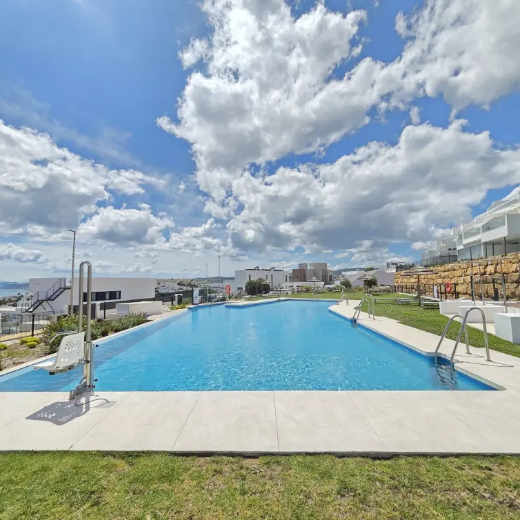 Venta de apartamento en planta media en Estepona