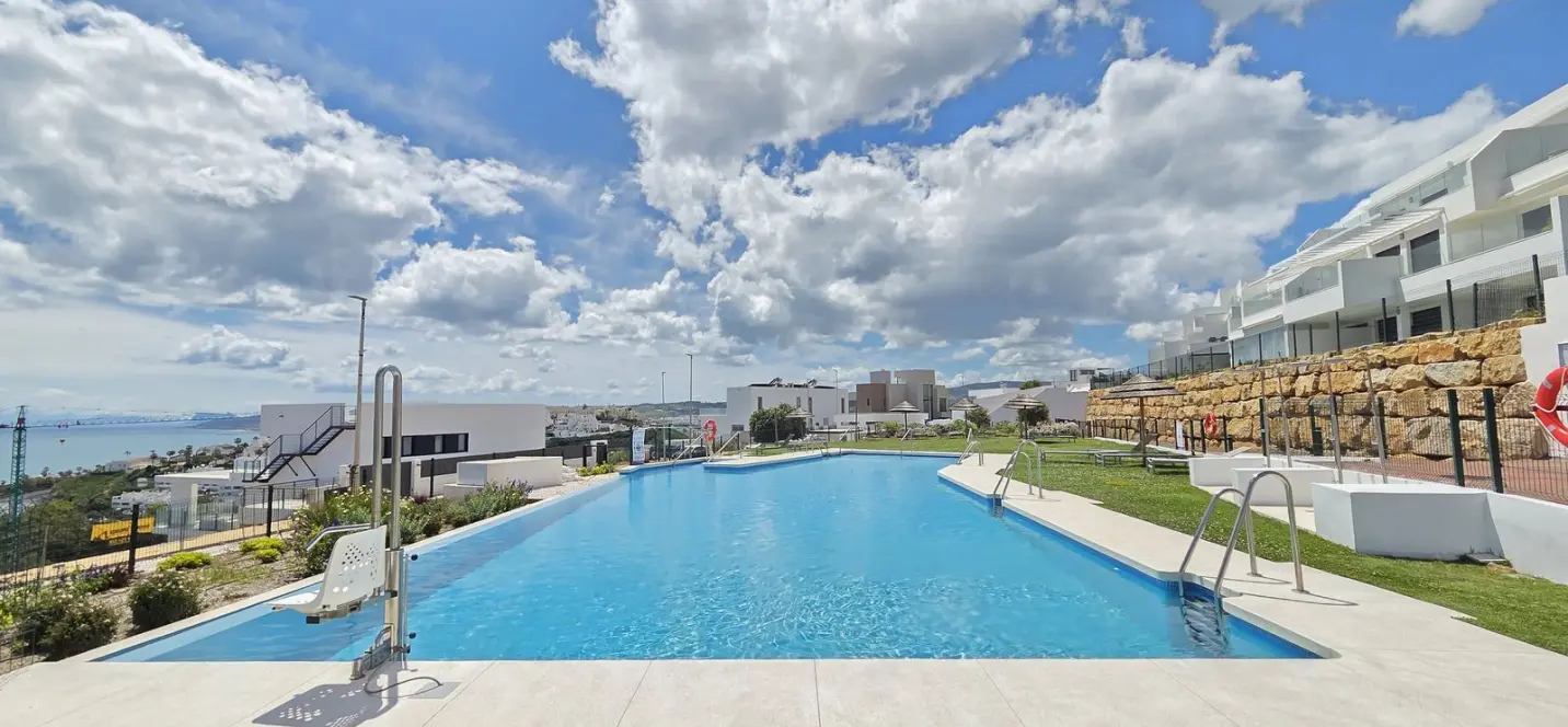 Venta de apartamento en planta media en Estepona 1