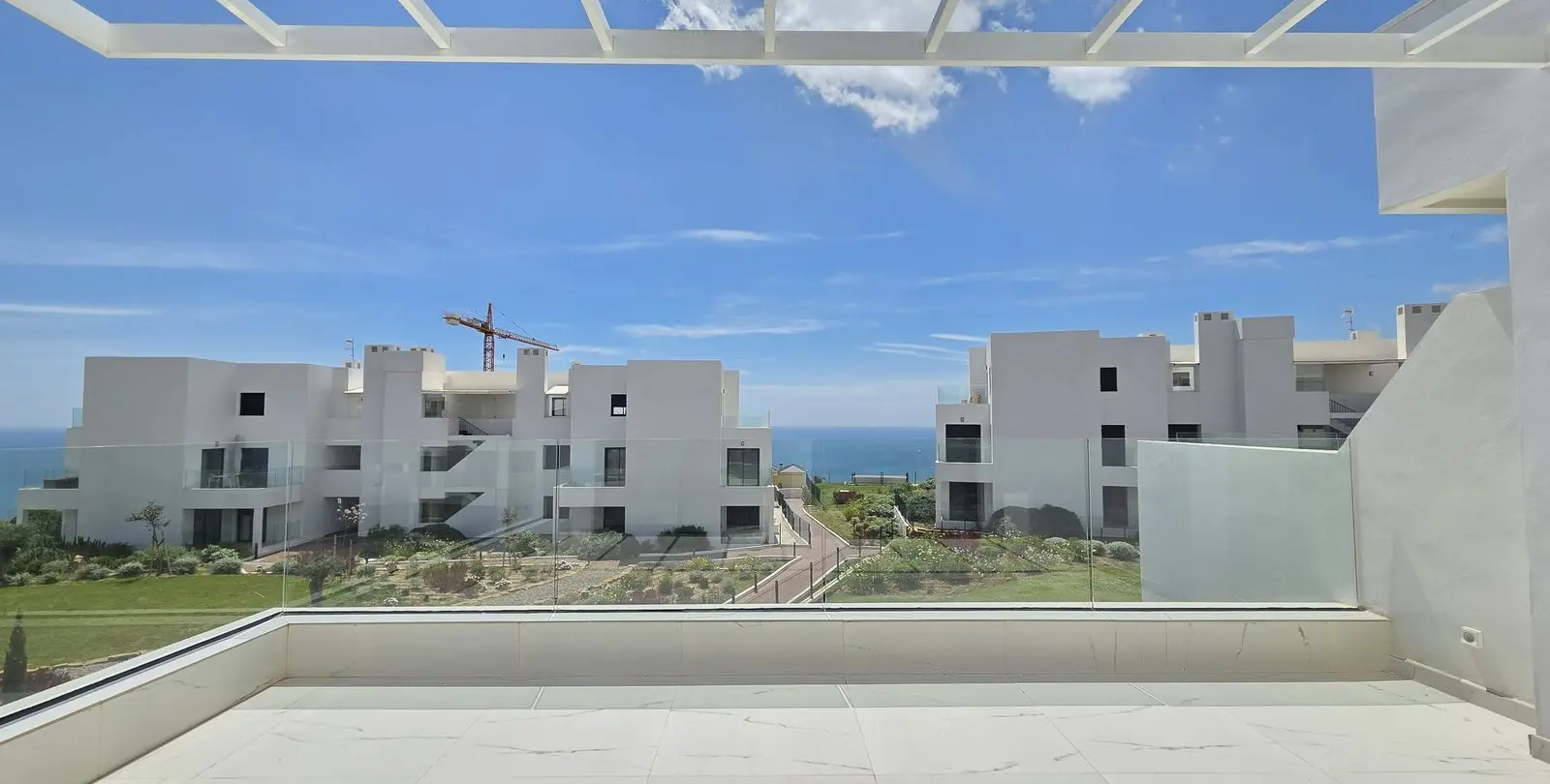Sale of middle floor apartment in Estepona 3
