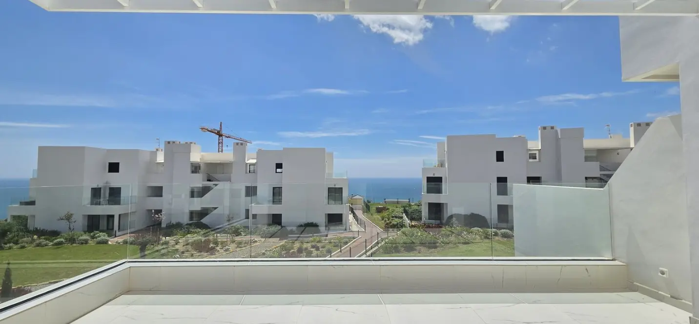 Venta de apartamento en planta media en Estepona 2
