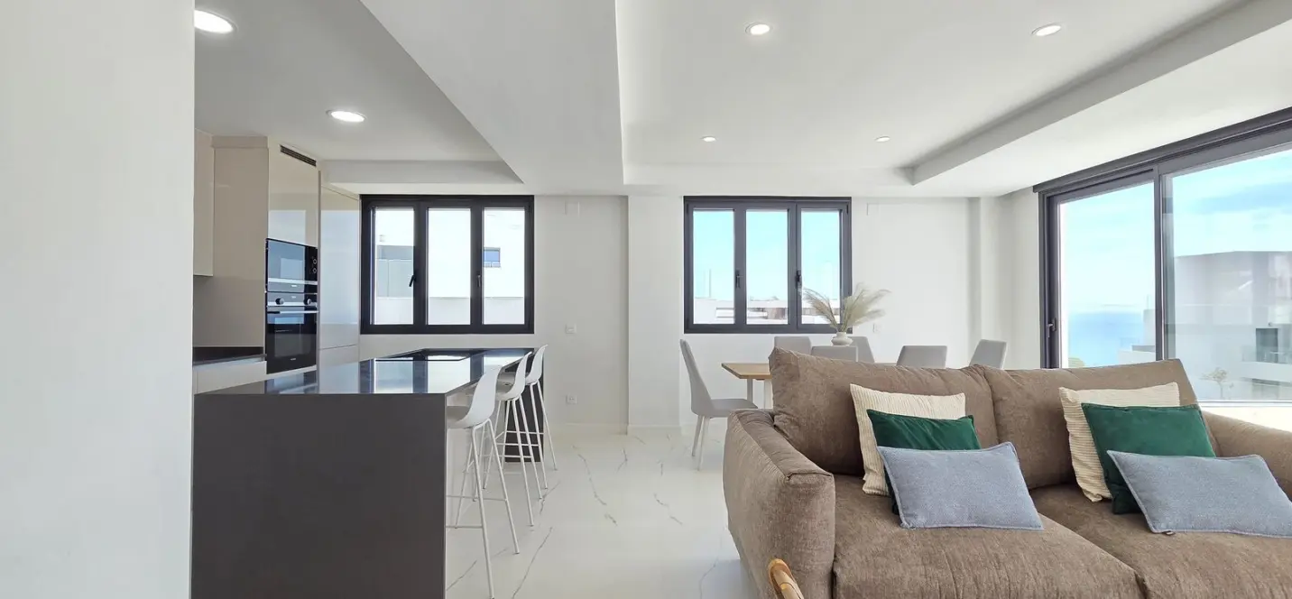 Venta de apartamento en planta media en Estepona 3