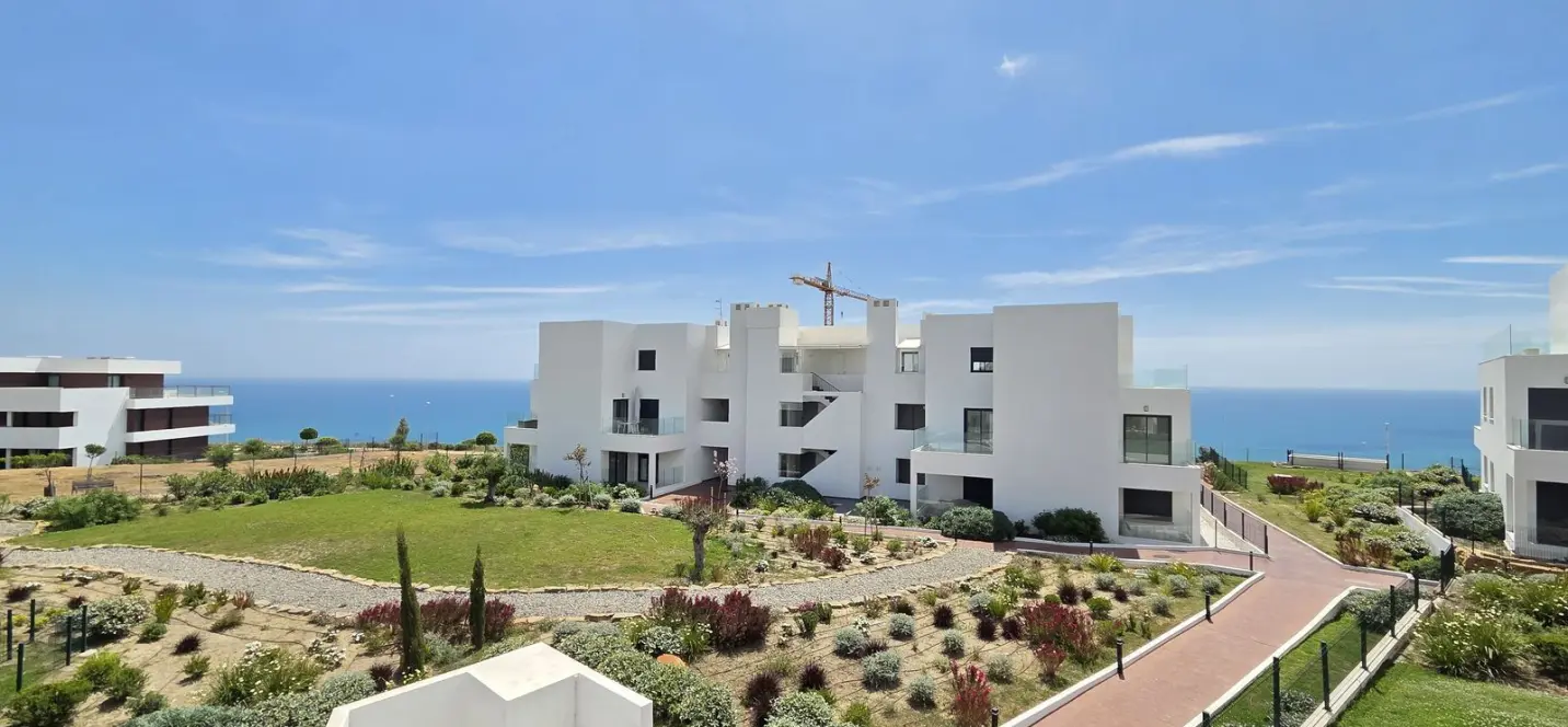 Venta de apartamento en planta media en Estepona 4