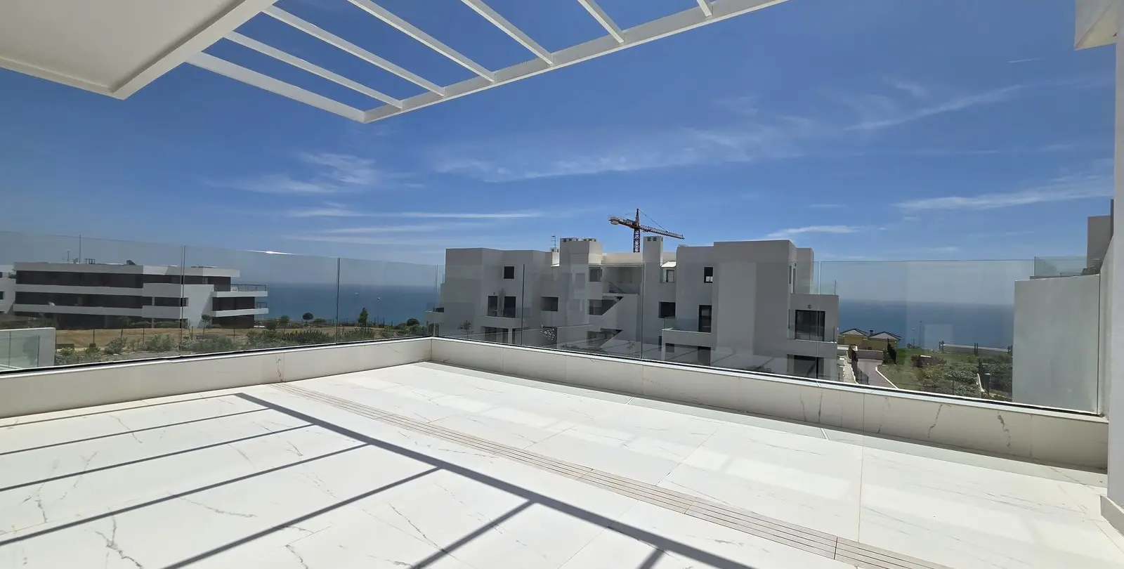 Sale of middle floor apartment in Estepona 6