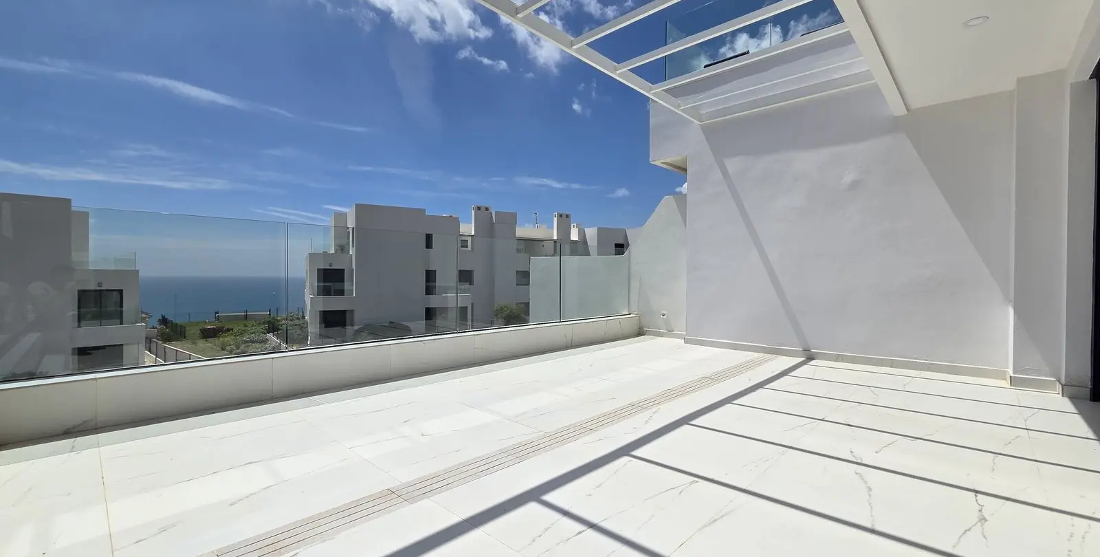 Sale of middle floor apartment in Estepona 14