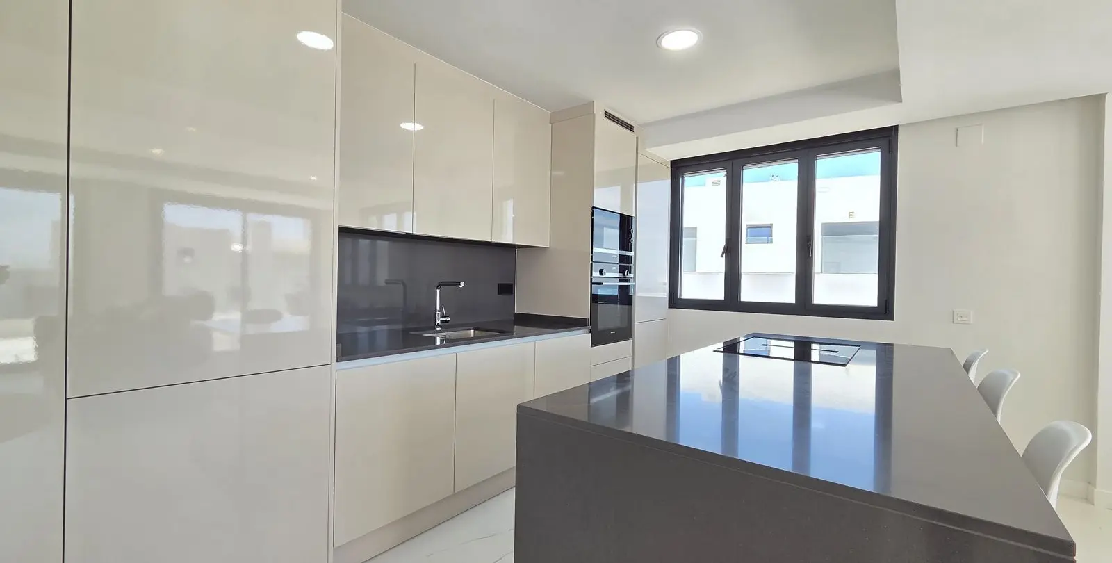 Sale of middle floor apartment in Estepona 21