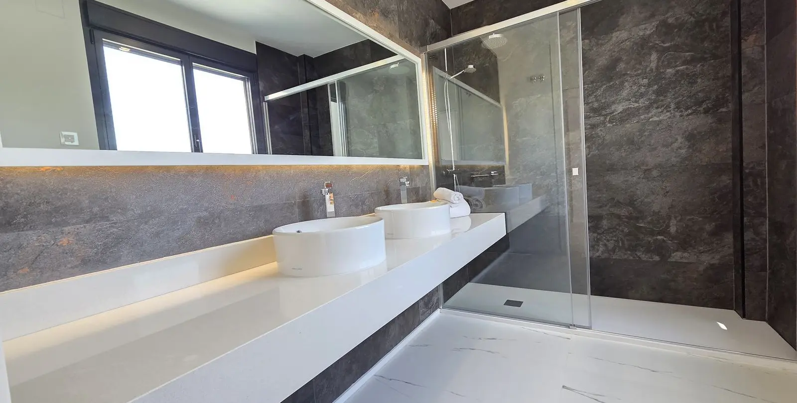 Sale of middle floor apartment in Estepona 32