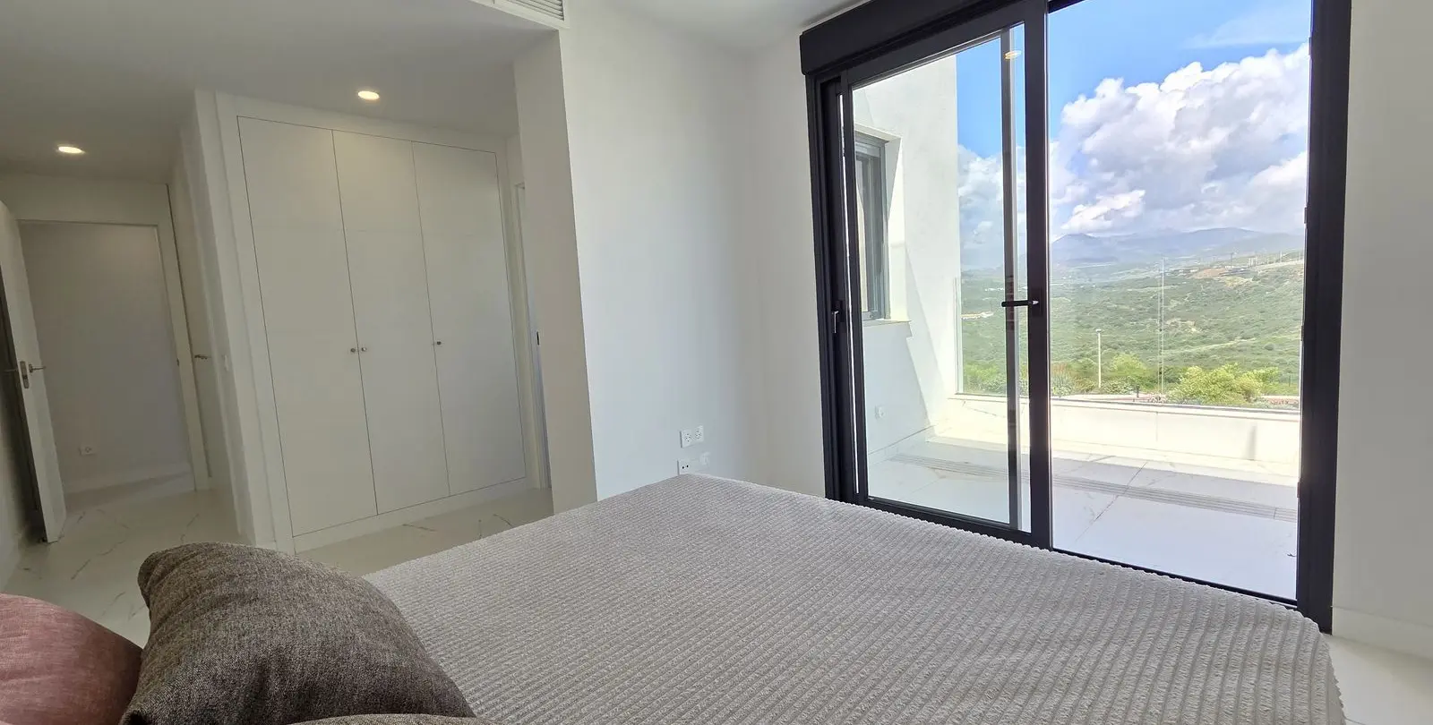 Sale of middle floor apartment in Estepona 35
