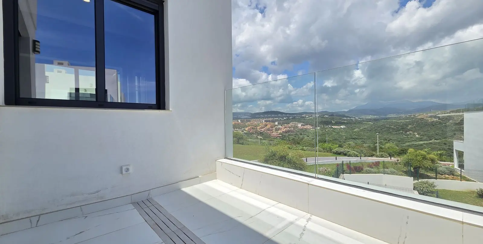 Sale of middle floor apartment in Estepona 36