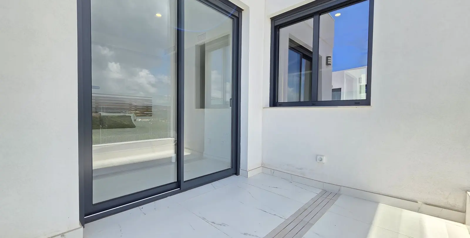 Sale of middle floor apartment in Estepona 37