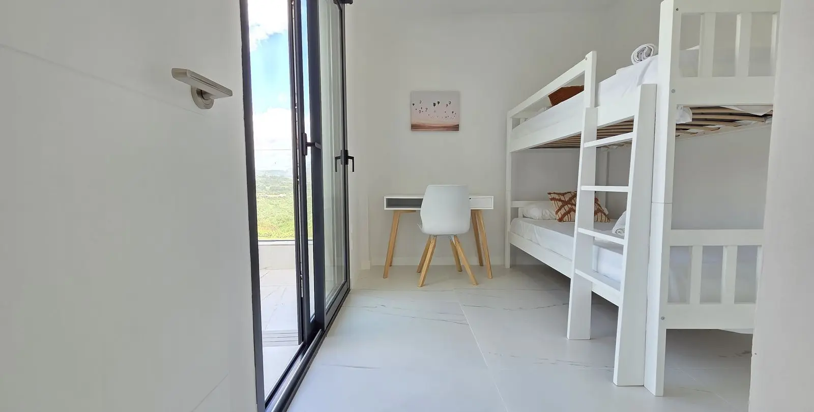 Sale of middle floor apartment in Estepona 38