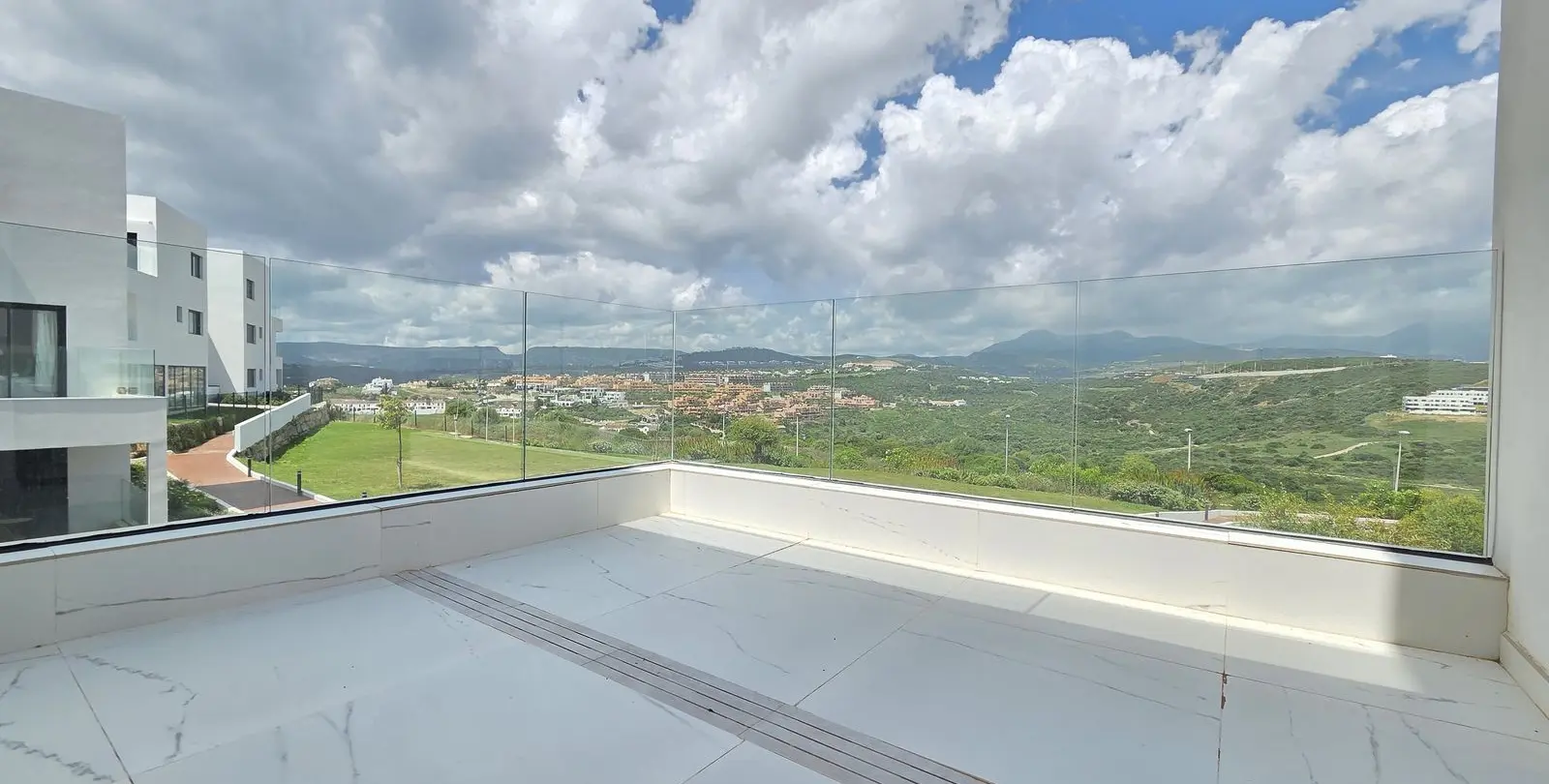 Sale of middle floor apartment in Estepona 41