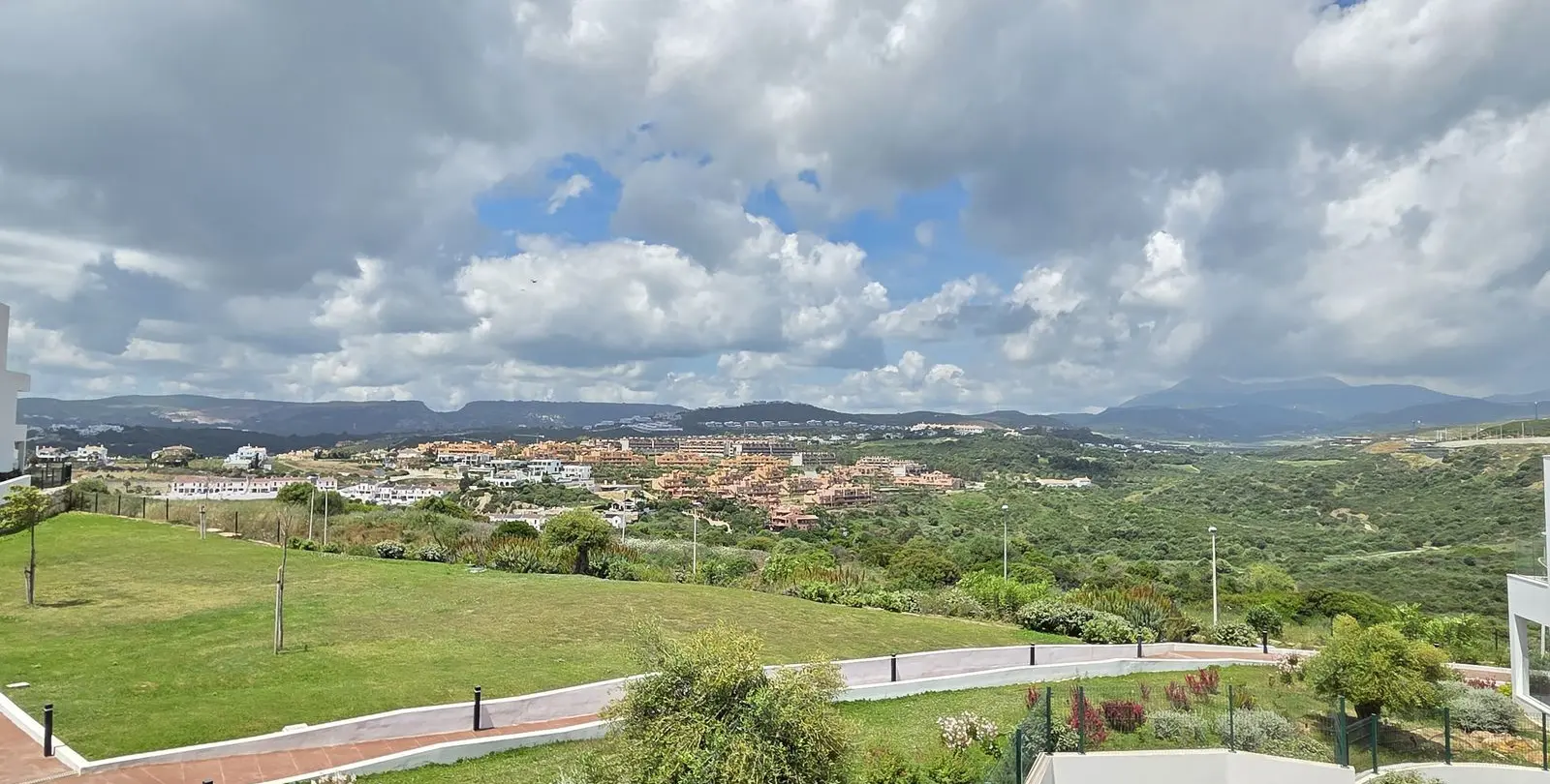 Sale of middle floor apartment in Estepona 42