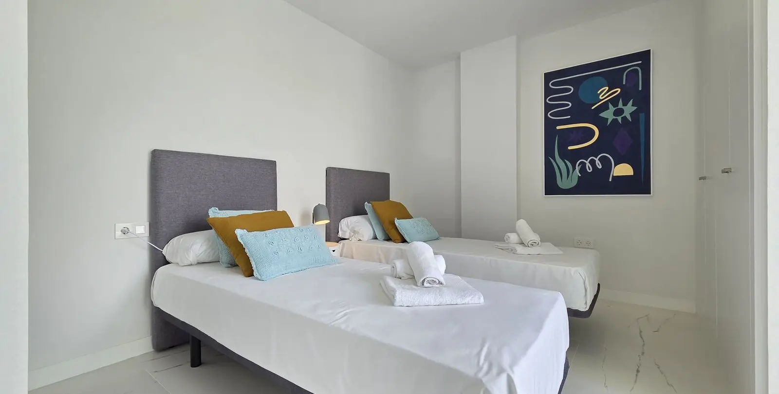 Sale of middle floor apartment in Estepona 45