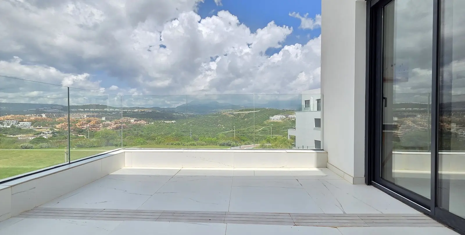 Sale of middle floor apartment in Estepona 46