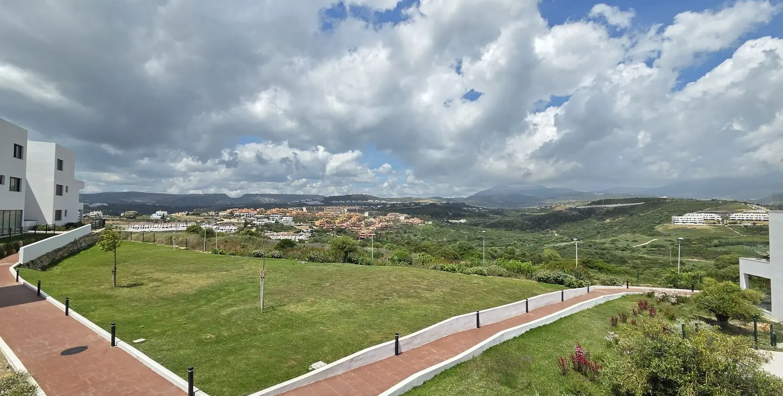 Sale of middle floor apartment in Estepona 48