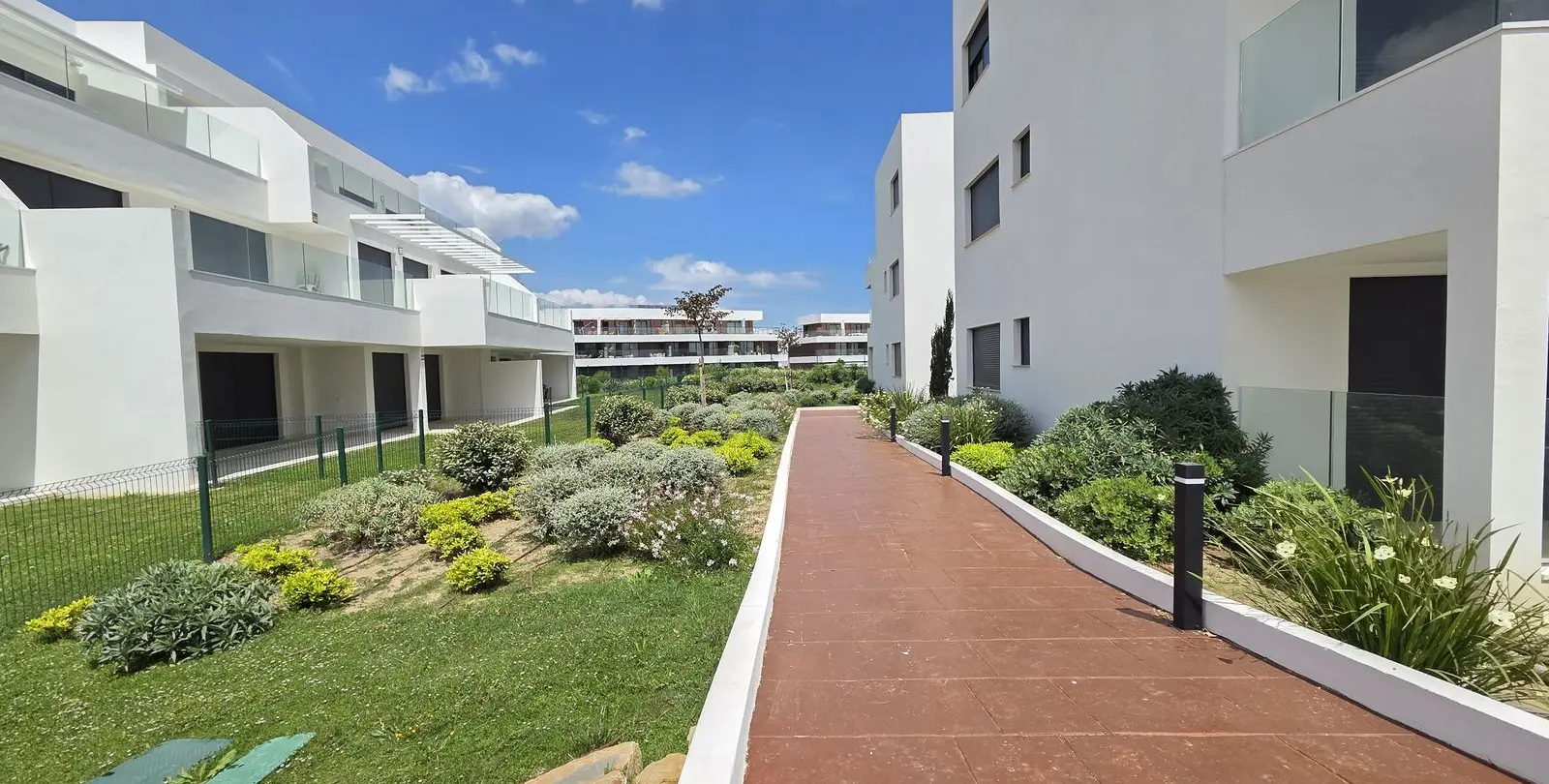 Sale of middle floor apartment in Estepona 49
