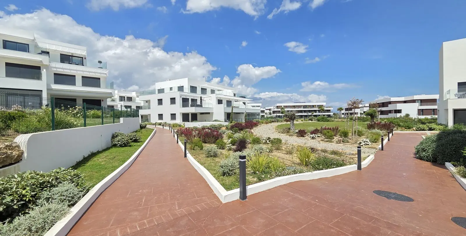 Sale of middle floor apartment in Estepona 50