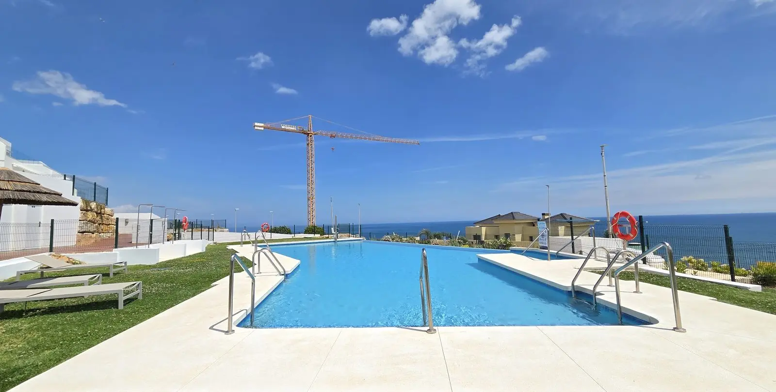 Sale of middle floor apartment in Estepona 51
