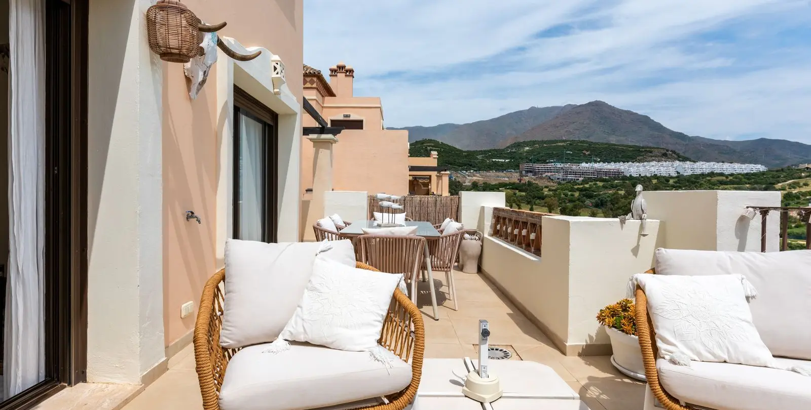 Продажа двухуровневого пентхауса в Estepona 2