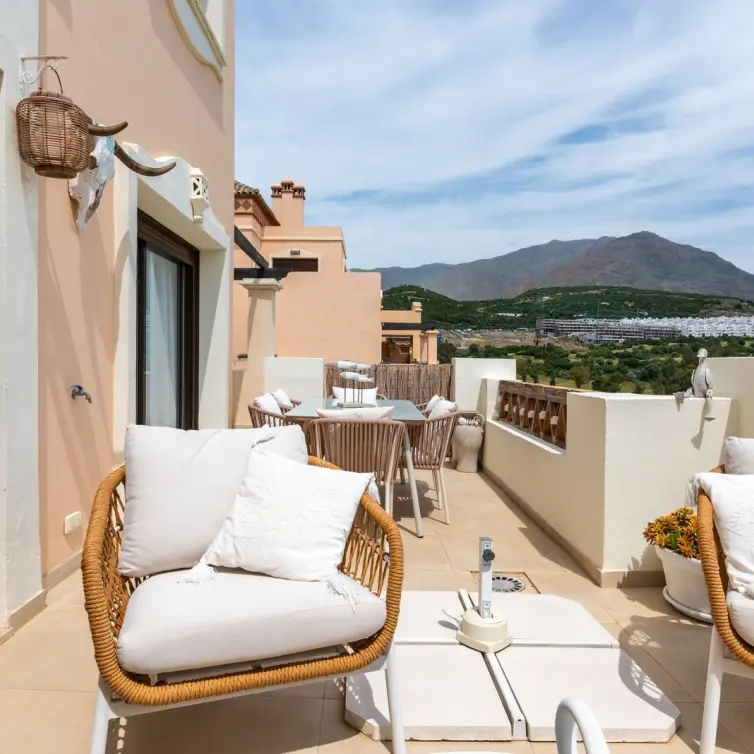 Продажа двухуровневого пентхауса в Estepona