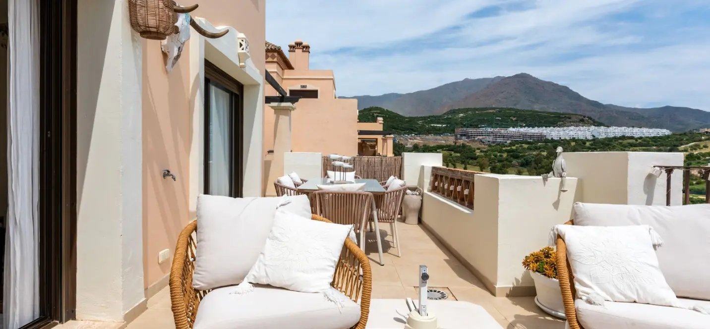 Продажа двухуровневого пентхауса в Estepona 1