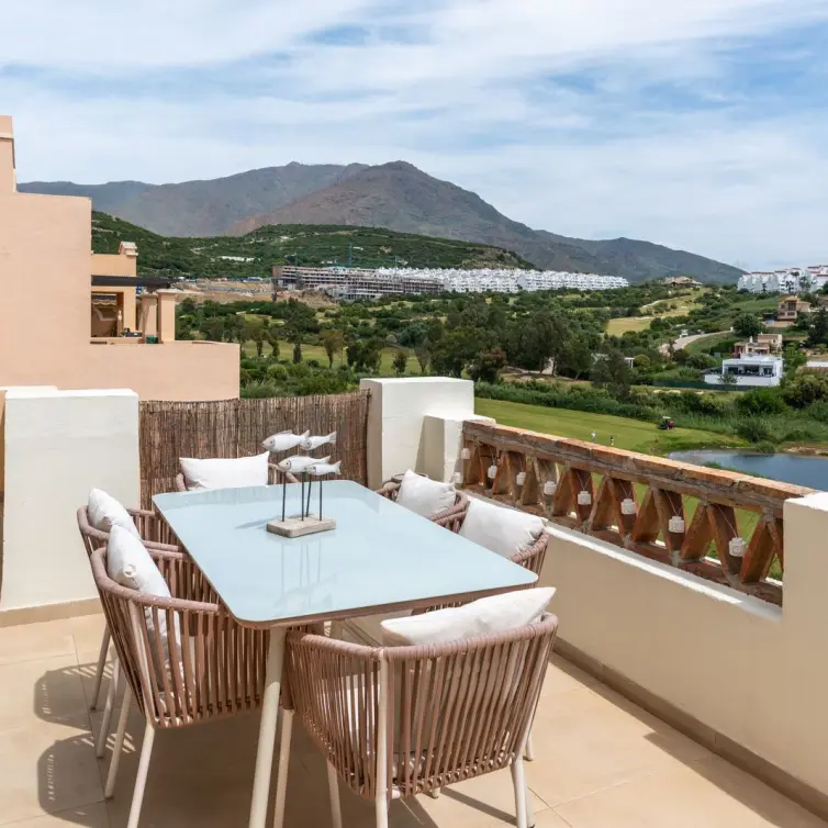 Продажа двухуровневого пентхауса в Estepona